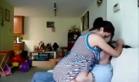 Ein sehr kleines Mädchen, mit großen reifefrauenporno Titten.