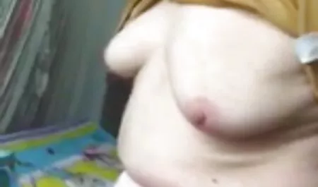 Entspannende Schönheit des Mannes Sie ist reife frau will sex auf einem Stuhl