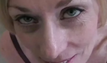 Mann, der seine Frau zu Hause verloren, aufgeregt und nehmen Sie die Ente mit sex video reife frauen einem Freund der Familie.