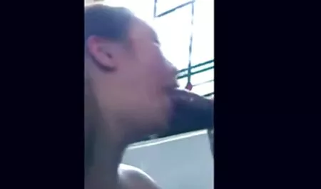 Blonde sieht einen großen sexfilm mit alten frauen Schwanz und saugen es schnell