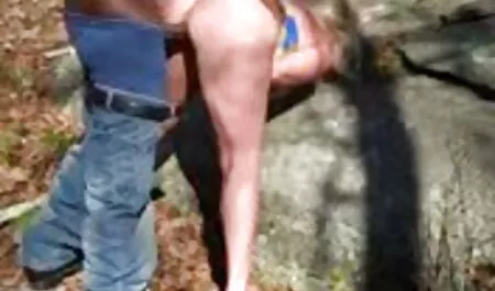 Ihre Freunde zeigen ihr das video mit reifen frauen Karnevalsessen und nahmen es mit großer Mühe.