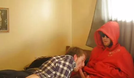Die Blondine traf reife damen porn ihren Mann im Badezimmer mit einer Muschi.