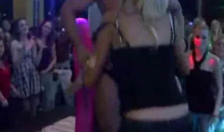 Während betrunken Freund schlafen, Vater, Stiefvater, ihre reife weiber porn Ruhe Treppe hinunter.
