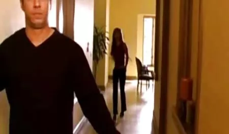 Büro selbst und der Manager sah Kunden und deutsche reife nackte frauen ist mit einem gebrechlichen Mädchen gebunden.