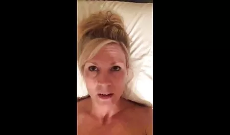 Junge Frau wacht früh am Morgen auf, weil sie gut nackte reife deutsche frauen aussieht.