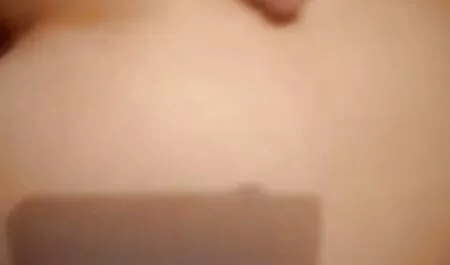 Ein Mann in der Küche gibt es reife tube zwei Lieblingshuren.