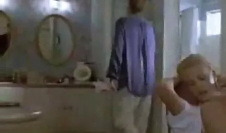 Ein älterer Student stimmt zu, den großen Schwanz des reife frauenporno Schülers zu lutschen.