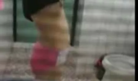 Eine junge Frau mit ihrem Mann bekommt Krebs im Badezimmer. free porn reif