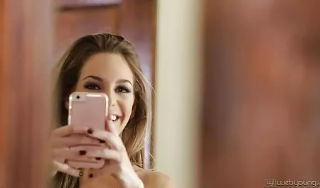 Ein junges Mädchen saugt Schwänze im Bett für einen sexfilm mit alten frauen Kerl.