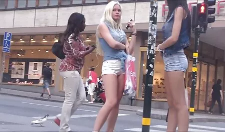 Die Frau mit der Blondine schaut auf reife damen sex das Fenster ihres geliebten Mannes.