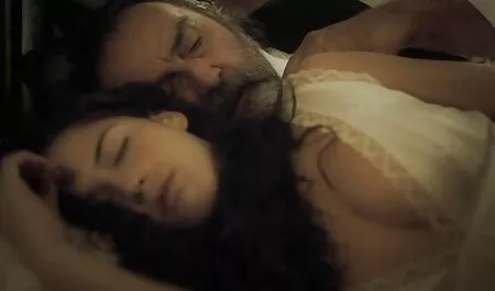 Sekretär nimmt seinen sex filme mit alten damen Freund zum Chef, und er hat eine Ente in sein Büro.