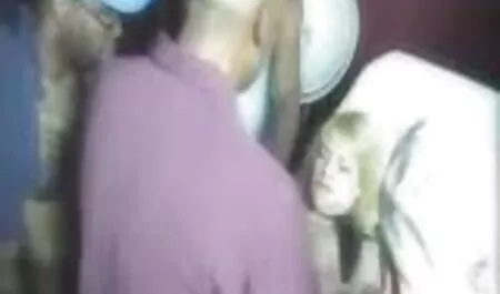 Waschen Sie ihren pornofilme reife frauen Arsch im Badezimmer, damit die Person ihren Anus richtig brechen kann.