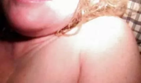 Ein Typ, der ein reife frauen porno kostenlos seltsames Schwarzes isst.
