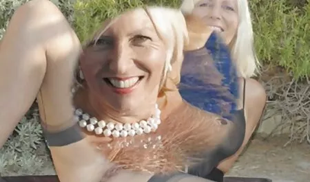 Leidenschaftlich sah Ente, reife damen tube ein paar Frauen und Klingen auf einem weißen