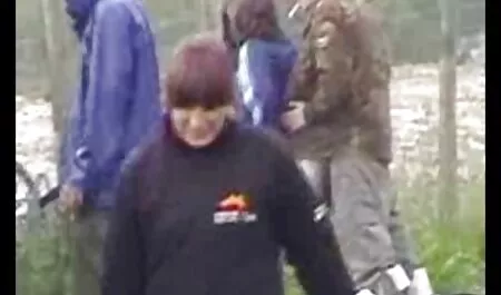Junger Mann erotik reife damen liebt es, die dünnen Beine der Frau zu schlagen.