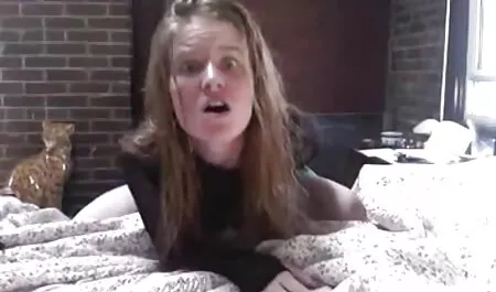 MAMA gratis reife frauen pornos und Junge schießen ein Band auf der Couch.