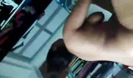 Brave Mädchen masturbieren vor der Kamera und spielt zu Hause porno. reife frauen porn