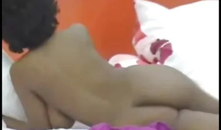 Der arme Verteidigungsminister kann dem reife frauen für sex Management nicht widerstehen.