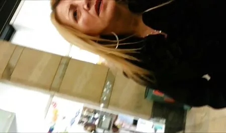 Ein Nachbar isst eine reife frauen für sex schöne Brünette und Masturbation auf dem Hut.